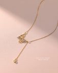 Gold colored necklace with chain